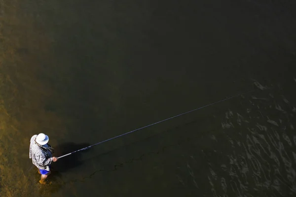 Ein Fischer Ufer Angelt Mit Einer Angelrute Hintergrund Oberfläche — Stockfoto