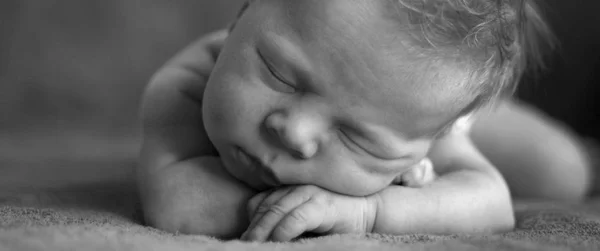 Bayi Yang Baru Lahir Tidur Perutnya Meletakkan Tangannya Bawah Kepalanya — Stok Foto