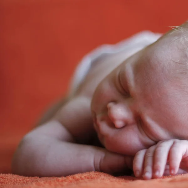 Seorang Bayi Yang Baru Lahir Tidur Perutnya Meletakkan Tangannya Bawah — Stok Foto