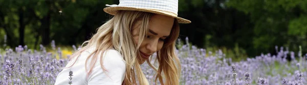 Blonde Girl Straw Hat Flowering Lavender Field — Zdjęcie stockowe