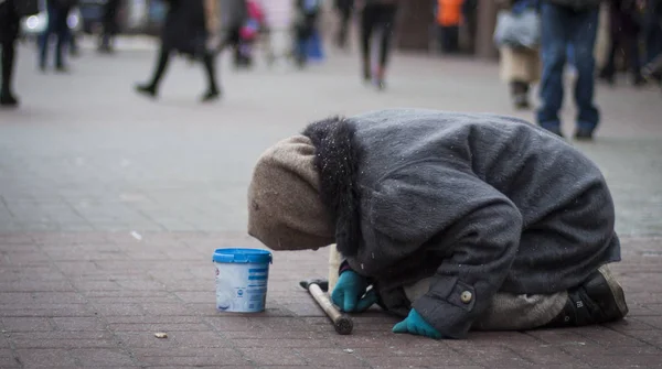 Een Bejaarde Bedelaar Vrouw Haar Knieën Bedelen Een Stad Straat — Stockfoto