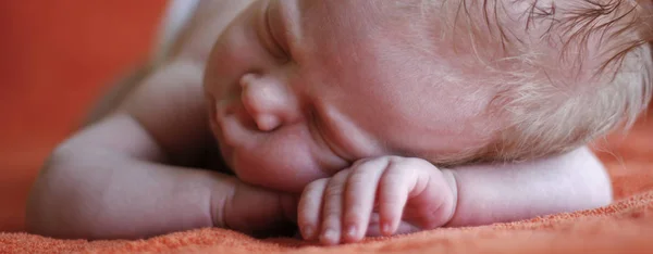 Seorang Bayi Yang Baru Lahir Tidur Perutnya Meletakkan Tangannya Bawah — Stok Foto