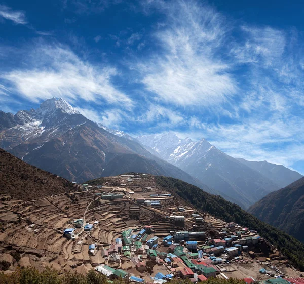 Namche Bazaar view from above in Sagarmatha National park, Nepal. Namche Bazaar is a capital of Sherpas - Village Development Committee Namche in Solukhumbu District of North-Eastern Nepal — Stock Image Namche Bazaar View Sagarmatha National Park Nepal Namche Bazaar Capital Stock Photo