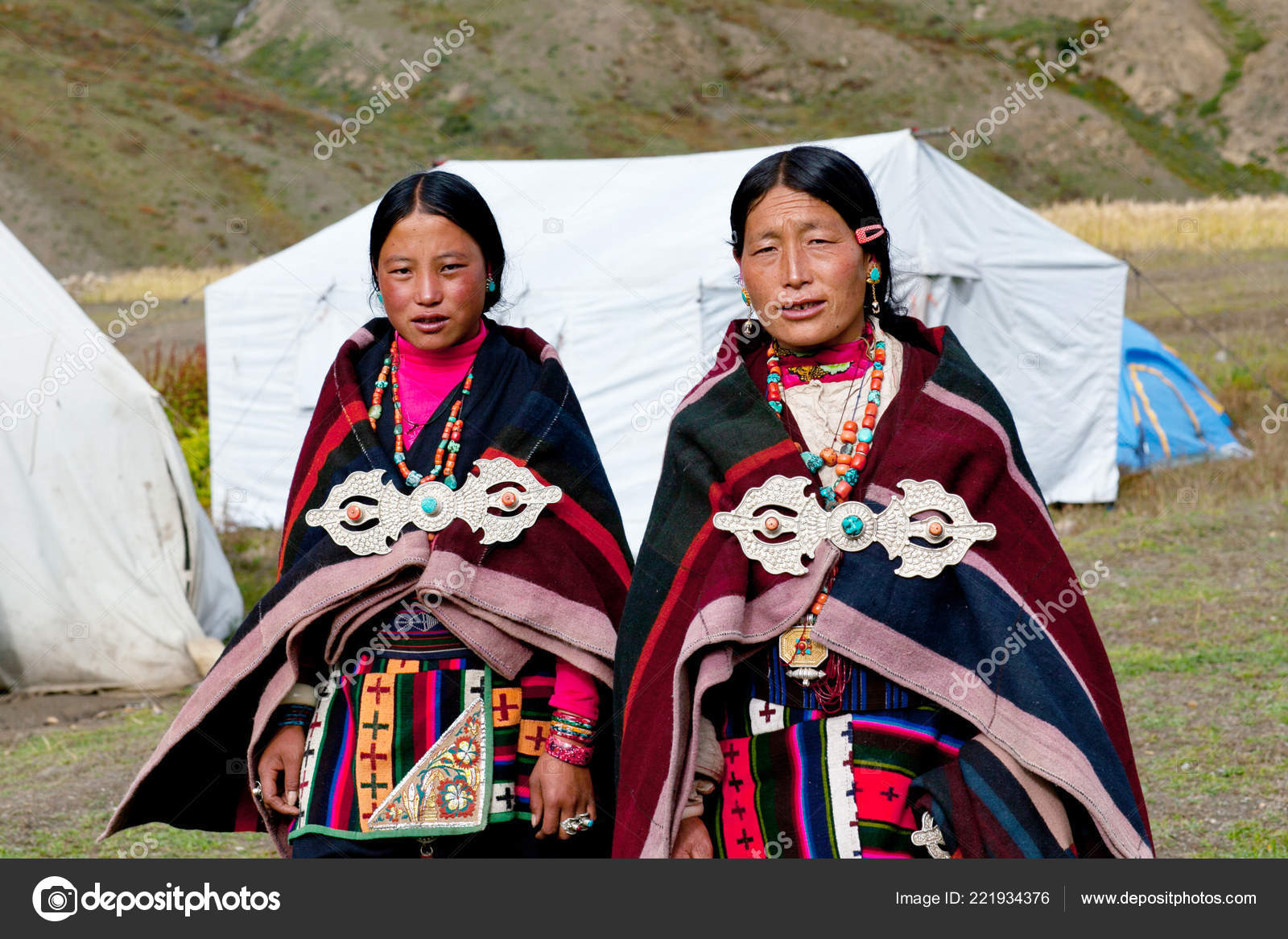 Dho Tarap Dolpo Nepal September 2011 Tibetische Frauen Nationalkleidung Posieren Redaktionelles Stockfoto C Zzvet 221934376