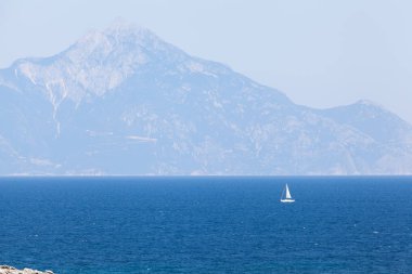 Sithonia Yarımadası yelkenli gemi, Halkidikya, Yunanistan ile görüldü Athos Dağı'nın muhteşem görünümü