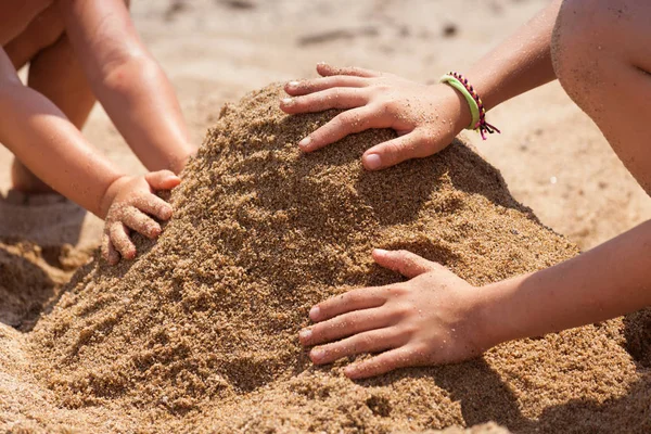 Two Children Building Sand Castle Together — Stock Photo, Image