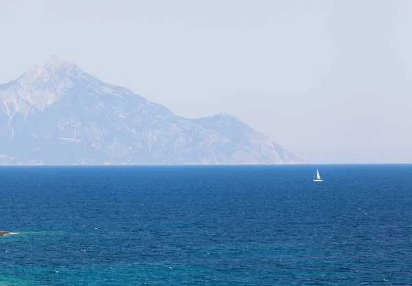 Fantastisk Utsikt Över Berget Athos Sett Från Sithoniahalvön Med Segelfartyg — Stockfoto