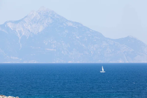 Fantastisk Utsikt Över Berget Athos Sett Från Sithoniahalvön Med Segelfartyg — Stockfoto