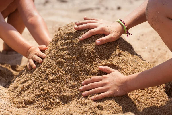 Due Bambini Che Costruiscono Insieme Castello Sabbia Fotografia Stock