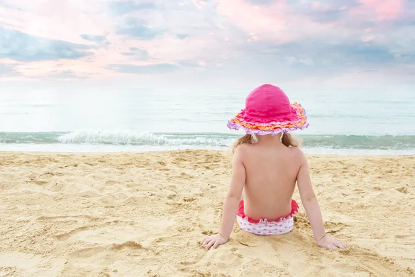 Lonely Little Child Watching Waves Beach — Stock Photo, Image