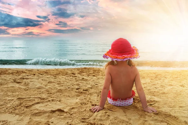 Lonely Little Child Watching Waves Beach — Stock Photo, Image