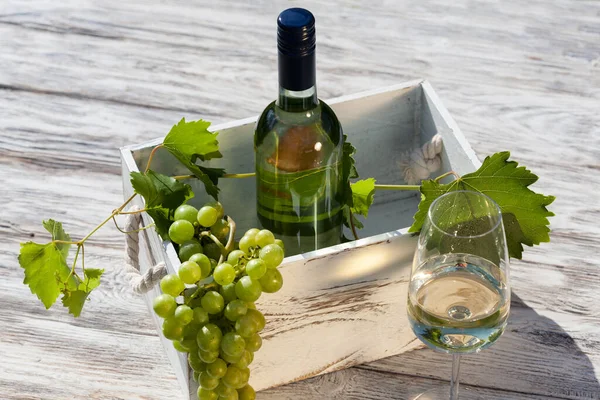 木制白葡萄酒桌上的白葡萄酒 — 图库照片