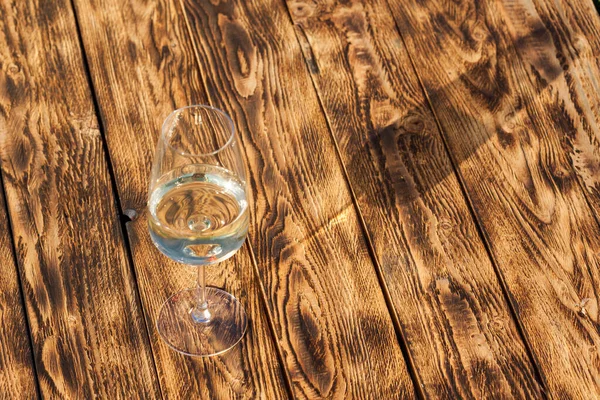 Verre Vin Blanc Sur Table Vintage Bois — Photo