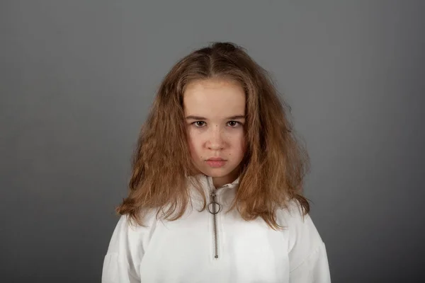 Nettes Blondes Mädchen Weißen Kapuzenpulli Mit Traurigem Gesichtsausdruck — Stockfoto