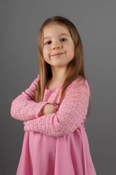 Charmantes Kleines Mädchen Einem Rosa Kleid Auf Grauem Natürlichen Hintergrund — Stockfoto