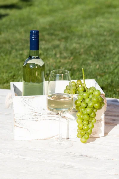 Caja Madera Con Botella Vino Blanco Vino Uvas Sobre Mesa — Foto de Stock