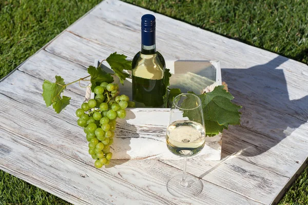 Vino Blanco Sobre Mesa Vintage Blanca Madera Con Césped Verde — Foto de Stock