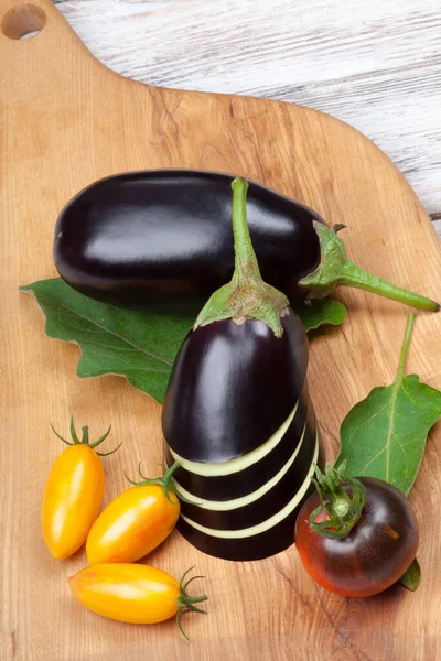 Perfect Eggplant Aubergine Whole Sliced Tomatoes Cutting Background — Stock Photo, Image