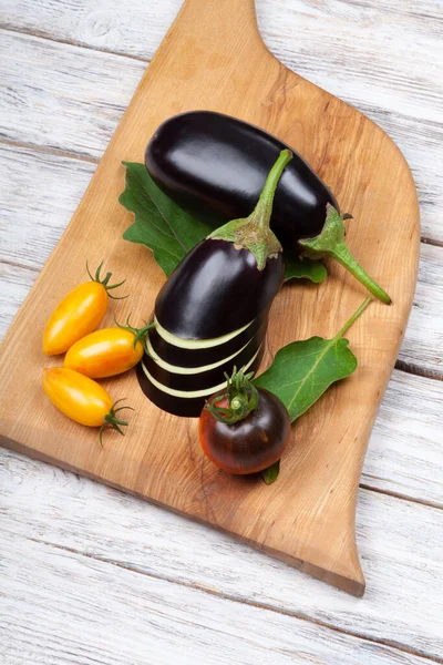 Perfect Eggplant Aubergine Whole Sliced Tomatoes Cutting Background — Stock Photo, Image