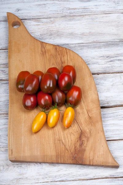 Ripe Yellow Chocolate Cherry Tomatoes Wooden Chopping Board — Stock Photo, Image