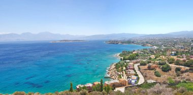 Mirabella Koyu manzarasına, Mikronisi ve AGII Pantes Adaları yakınındaki Agios Nikalaos, Crete, Yunanistan