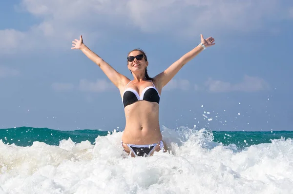 海と波を楽しむ若い女性 — ストック写真