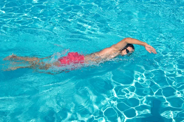 户外泳池游泳的青年男子 — 图库照片