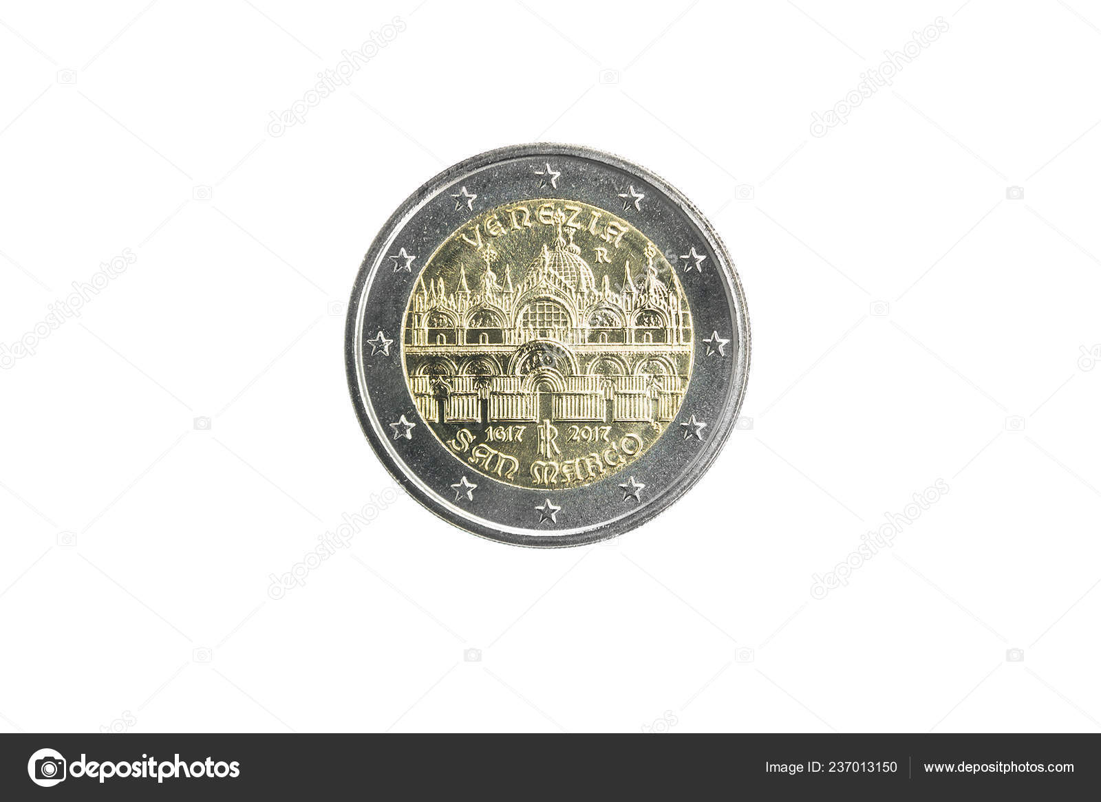 2017年发行的意大利纪念币2欧元致力于自圣马克大教堂建成以来的400年该教堂被隔离在白色上——图库图片© eans #237013150
