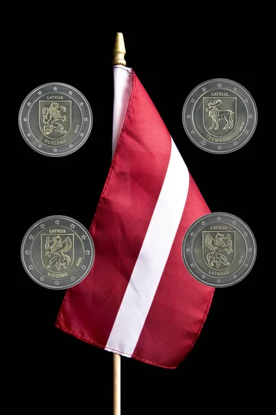 Bandeira nacional da Letónia e moedas comemorativas de 2 euros — Fotografia de Stock