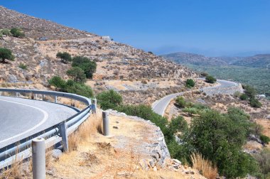 dağlarda dolambaçlı yol