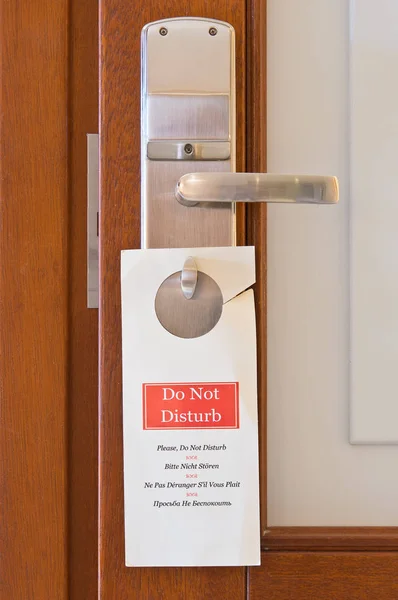 "No molestar "signo en la cerradura de la puerta — Foto de Stock