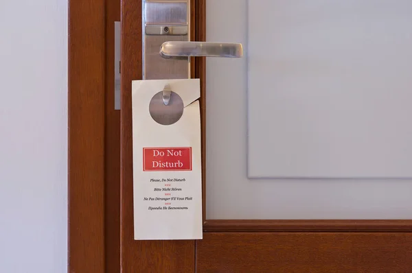 "Do not disturb" sign on the door lock — Stock Photo, Image