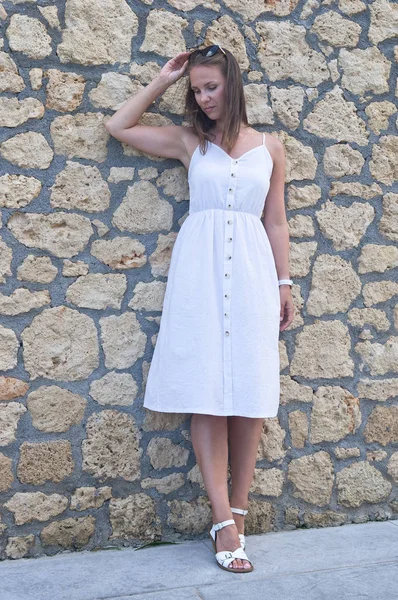 Mujer joven en vestido de verano blanco — Foto de Stock