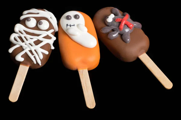 Мороженое украшено персонажами Хэллоуина — стоковое фото