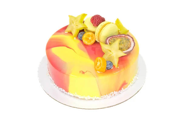 Mousse Cake Met Fruit Tropische Kleuren Geïsoleerd Wit — Stockfoto