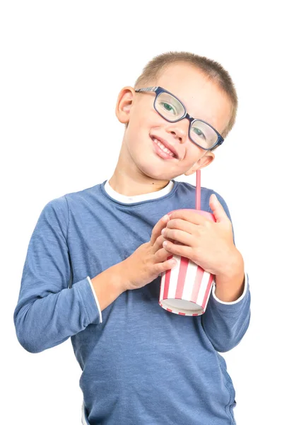 Усміхнений Маленький Хлопчик Окулярами Тримає Чашку Безалкогольних Напоїв Ізольовано Білому Стокове Зображення