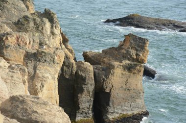 Pitoresk bahar vista büyük kaya oluşumları, Şeytan'ın yumruk kase State Park, merkezi Oregon kıyılarında yer.