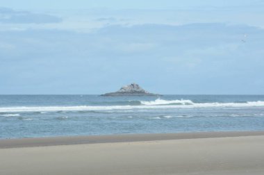 Sakin bahar sabahı, yol sonunda devlet Pasifik Okyanusu ve offshore kaya oluşumu, Oregon merkezi kıyı boyunca Park. 