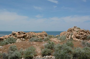 Antik kuvarsit oluşumları antilop Island State Park, arka planda gösterilen büyük Tuz Gölü ile Kuzey Utah içinde parlak bahar bakış açısı.