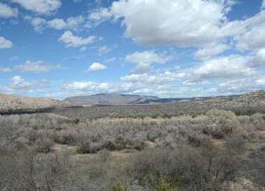 Kuzey Arizona'daki doğal Verde Nehri Vadisi'nde panoramik kış manzarası.