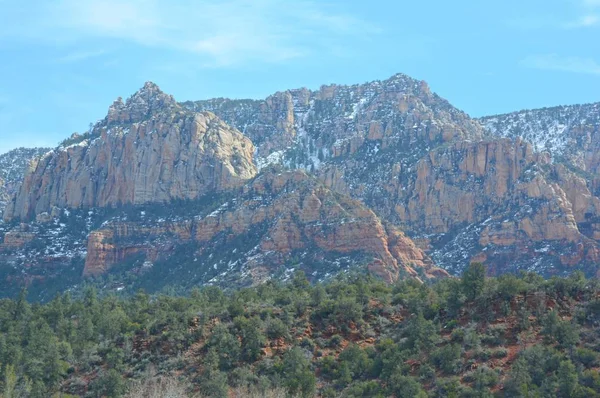 Vista Panorâmica Inverno Proeminentes Formações Rochosas Vermelhas Nas Proximidades Sedona — Fotografia de Stock