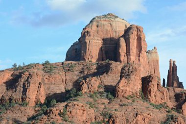 Katedral Kayası, Sedona silueti üzerinde ikonik bir doğal kırmızı kumtaşı butte ve Arizona en çok fotoğraflanan manzaralarından biri üzerinde çekici kış perspektifi.