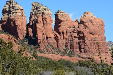Cockscomb Butte üzerinde Mevsimsel manzara, Batı Sedona bulunan önemli bir kırmızı kayalar oluşumu, kuzey Arizona.
