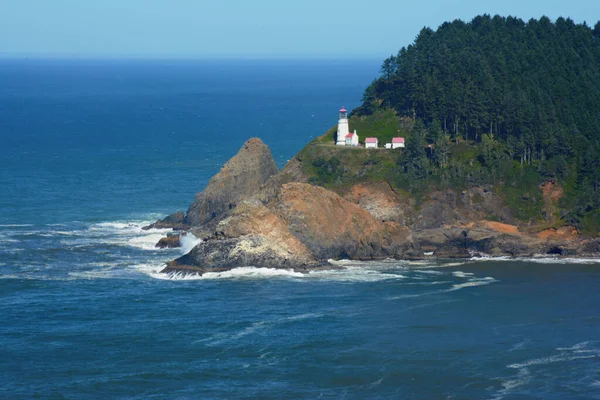 Letni Widok Heceta Head Lighthouse Historyczna Latarnia Morska Chropowatym Wybrzeżu — Zdjęcie stockowe