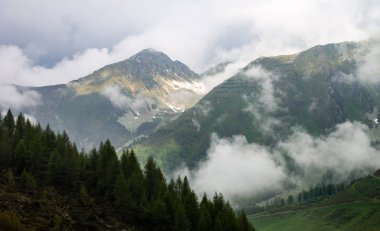 Bulutlar ve sis bir dağ Vadisi yükseltmek.