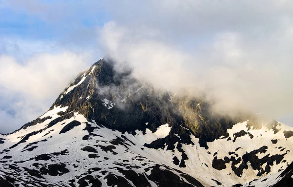 Conjunto Nubes Pasan Por Cima Una Montaña Nevada Por Mañana —  Fotos de Stock