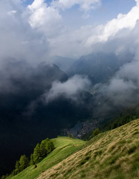 구름과 골짜기의 — 스톡 사진