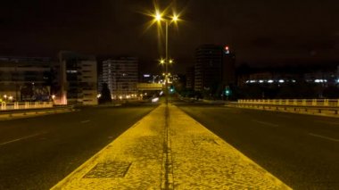 Geceleri tarafından geçen otomobillerin Timelapse