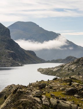 Bir bulut oluşumu bir hillside ve bir Gölü arasında yer alan.