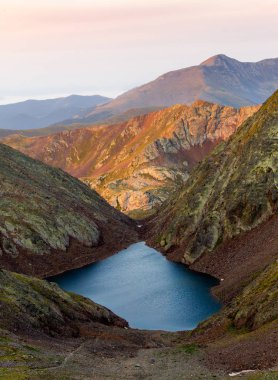 Sunrise, dağlarda bir göl.